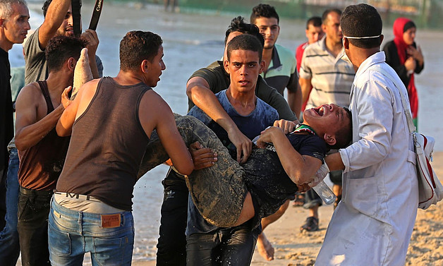 פלסטיני שנפצע בהפגנה נגד המצור הימי על החוף בקרבת הגדר מצפון‏־מערב לבית לאהיה, ספטמבר 2018. צילום: אשרף עמרה