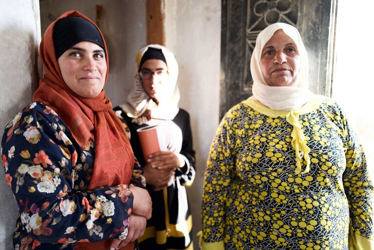 נשים פלסטיניות שנשארו במסאפר יטא למרות הסביבה הכופה, אוקטובר 2021. תמונת ארכיון שצולמה על ידי מנאל מסאלחה/משרד האו״ם לתיאום עניינים הומניטריים.