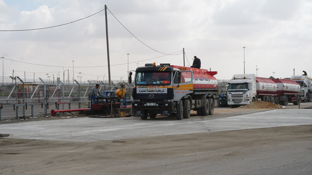 A Palestinian truck at the Israeli Kerem Shalom crossing, carrying fuel purchased from Israeli vendors to run the Gaza Power Pla