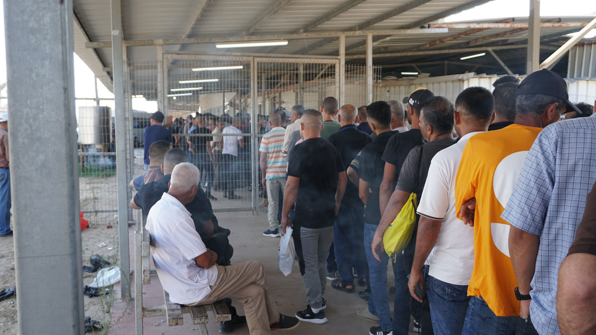 פועלים פלסטינים מעזה עומדים בתור במחסום המנוהל על ידי הרשויות הפלסטיניות כדי לחצות אל מעבר ארז, המנוהל על ידי הרשויות הישראליות,