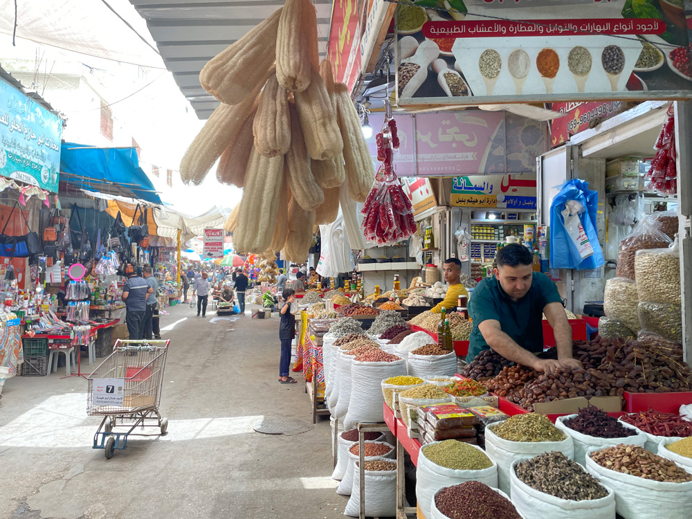 שוק פעיל בעיר עזה, שם נראה כי מרבית המצרכים זמינים, אך כוח הקנייה המוגבל נותר בעינו. צילום: משרד האו״ם לתיאום עניינים הומניטריים