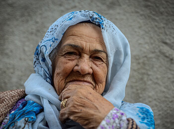 A Palestinian displaced woman in a refugee camp in Rafah city. Photo by WHO
