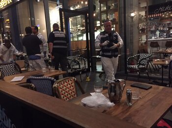 מסעדה בתל אביב לאחר פיגוע ירי שבוצע על ידי שני פלסטינים. מקור התמונה: האתר הרשמי של משטרת ישראל