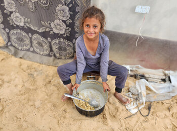 "יצאתי בבוקר לחפש אוכל למשפחה שלי, אבל הצלחתי להביא רק כמות קטנה מאוד." מיאר (בת שבע), אתר העקורים אל-מוואסי, דרום עזה, 17 במאי 2024. צילום: יוניסף