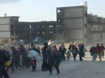 People being displaced from Jabalya, walking southward on foot and carrying only limited belongings, 24 October 2024. Photo by OCHA/Themba Linden 