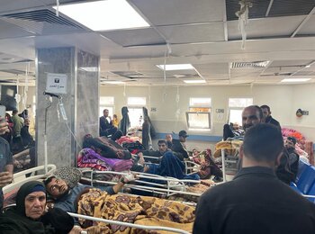لا يزال بعض من المئات الذين أُصيبوا على طريق الرشيد في مدينة غزة في حالة حرجة، حيث ارتفع عدد القتلى إلى 118 شخصًا. مستشفى الشفاء، 1 آذار/مارس، في اليوم التالي للحادثة. تصوير منظمة الصحة العالمية