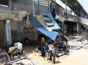 The latest wave of displacement has resulted in more families living among rubble in damaged buildings, lacking essential services, vital supplies and protection. Photo by UNRWA 