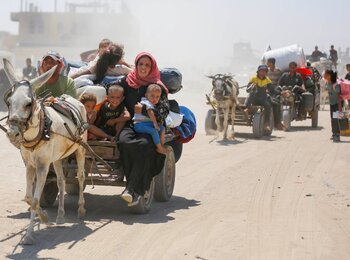 Families being displaced from parts of Khan Younis. Photo by UNRWA