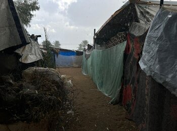 Makeshift shelters leaving internally displaced persons in in Gaza exposed to the rain. Photo by UNRWA