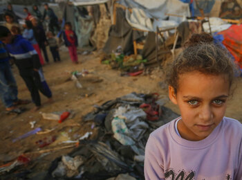 فتاة فلسطينية في إحدى المواقع التي تؤوي نازحين في غزة. تصوير وكالة الأونروا