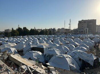 Closely packed tents in Gaza city hosting displaced people from North Gaza. Source: OCHA