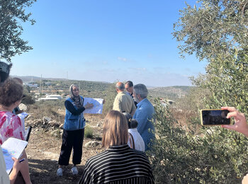 סיור של דיפלומטים בכפר כפל חארס (נפת סלפית) לקראת תחילת מסיק הזיתים 2024, שבו נסקרו קשיי הגישה והמאמצים למתן אותם. צילום: משרד האו"ם לתיאום עניינים הומניטריים.