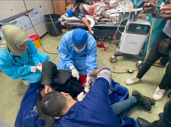 צוות רפואי מטפל בנפגעי טראומה על רצפת בית החולים נאסר, ח'אן יונס. צילום מסך מתוך סרטון וידיאו של ארגון הבריאות העולמי, ינואר 2024