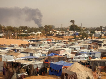 אוהלים מאולתרים של עקורים באל-מוואסי, ח'אן יונס. צילום: משרד האו"ם לתיאום עניינים הומניטריים