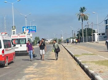 Displaced Palestinians walking south in central Gaza Strip. Photo by OCHA, 6 November 2023