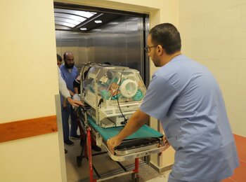 The evacuation of premature babies at risk from Shifa hospital to the southern Gaza Strip. Photo by UNICEF/El Baba, 19 November 2023