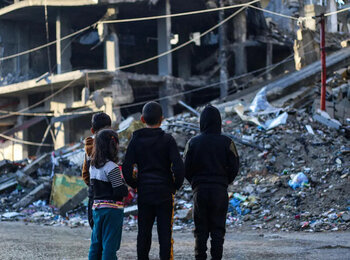 Children stand in front of a house demolished by a bombardment in the city of Rafah, south of the Gaza Strip. Photo: UNICEF/Eyad El Baba