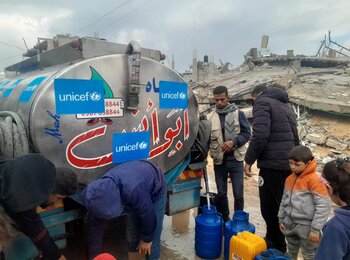 Trucking water to address shortages in the supply resulting from extensive damage to water infrastructure. Photo by UNICEF