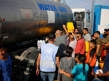 توزيع المياه في دير البلح. تصوير وكالة الأونروا