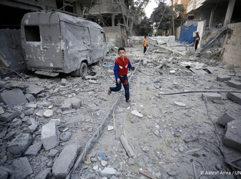 تفيد التقارير بأن المئات يُقتلون في كل يوم وسط القصف والعمليات البرّية والقتالية المستمرة بلا هوادة. فلا منطقة آمنة للمدنيين في غزة، وتشهد العمليات الإغاثية عقبات كثيرة. وقد حذّر وكيل الأمين العام للأمم المتحدة في 8 كانون الأول/ديسمبر من أن «المجتمع على حافة الانهيار الكامل.» تصوير أشرف عمرة/وكالة الأونروا