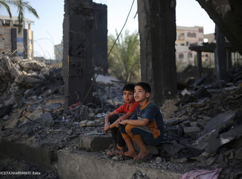 لا تزال عمليات القصف الكثيفة مستمرة في شتّى أرجاء غزة. وفي 16 كانون الأول/ديسمبر، أشارت التقارير إلى أن خانيونس شهدت أكثر الغارات الجوية كثافة. ومعظم الناس مُهجّرون وجوعى، والنظام الصحي لا يكاد يعمل والظروف المواتية للعمليات الإنسانية على نطاق مجدٍ لا وجود لها. ولا أحد ولا مكان آمن. تصوير اليونيسف/البابا