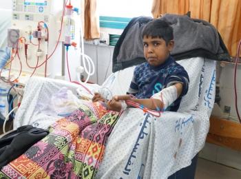 Fourteen-year-old Mohammed undergoing kidney dialysis at Ash Shifa hospital in Gaza, 27 April 2017. Photo by OCHA