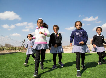 בנאן, לילה והדיל בנות השמונה משחקות בשמחה באחד מבתי הספר התומכים של יוניסף בדרום חברון. צילום: יוניסף