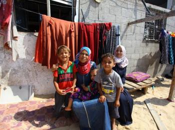 Miassar Zo’orb with family members, in front of their home. Photo by Secours Islamique France