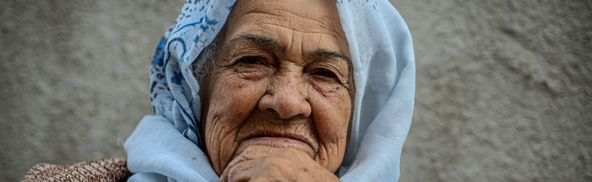 A Palestinian displaced woman in a refugee camp in Rafah city. Photo by WHO