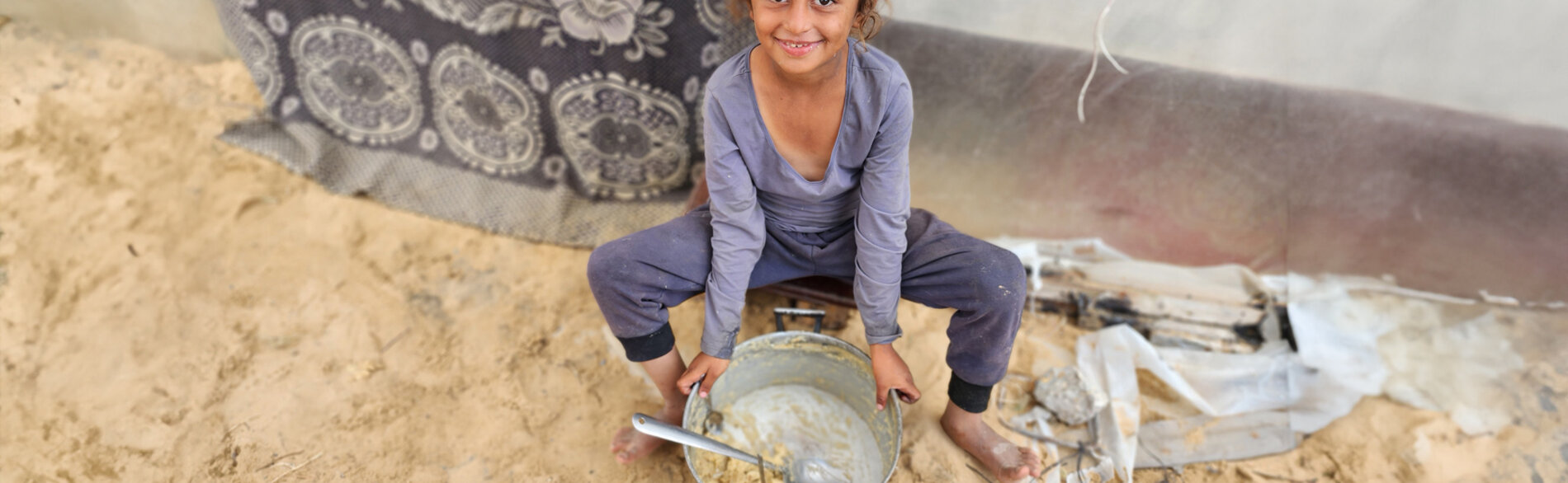 «خرجت في الصباح لأبحث عن الطعام لأسرتي، ولكنني لم أتمكن إلا من إحضار هذه الكمية القليلة للغاية.» ميار (7 أعوام)، موقع النزوح في المواصي، جنوب غزة، 17 أيار/مايو 2024. تصوير اليونيسف/العيادة الإعلامية 