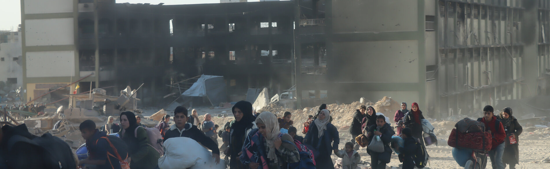 People being displaced from Jabalya, walking southward on foot and carrying only limited belongings, 24 October 2024. Photo by OCHA/Themba Linden 