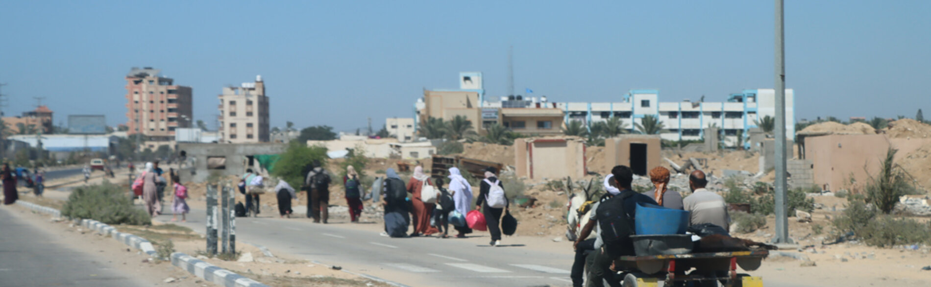 Palestinians fleeing from from Al Qarara and Wadi Al Salqa areas in Khan Younis following an Israeli evacuation order on 8 August. Photo: Themba Linden/OCHA 