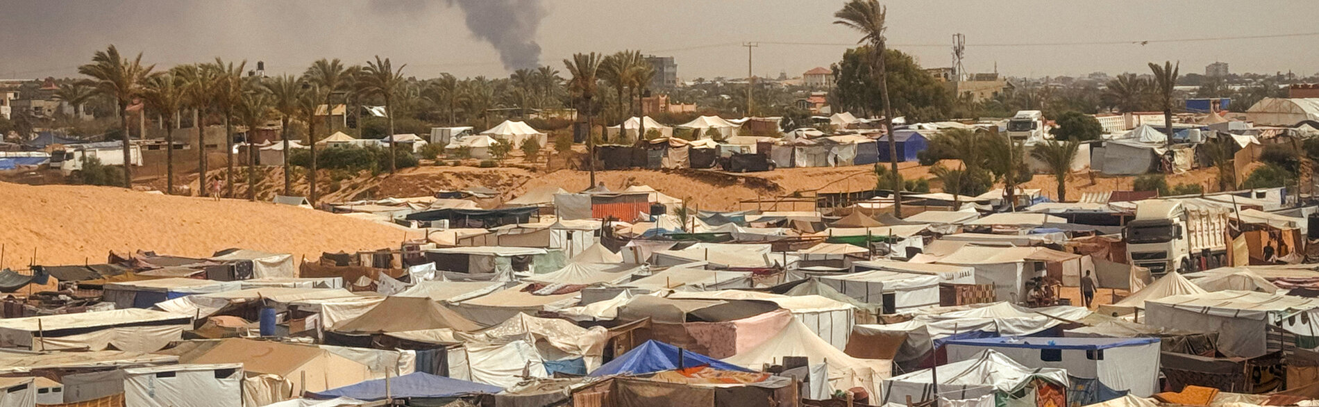 אוהלים מאולתרים של עקורים באל-מוואסי, ח'אן יונס. צילום: משרד האו"ם לתיאום עניינים הומניטריים