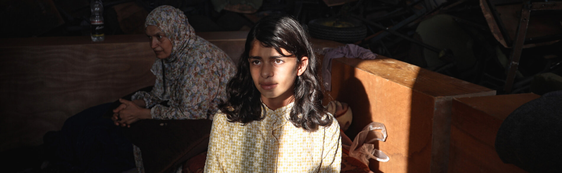 ר'זאל בת ה-14 נותרה ללא קורת גג כשבית משפחתה נהרס בתחילת אוקטובר 2023. כשהייתה בת חמש בלבד איבדה את ביתה הקודם במעשי האיבה, ונותרה עקורה למשך שנתיים. צילום: © יוניסף / אל באבא, 2 בנובמבר 2023