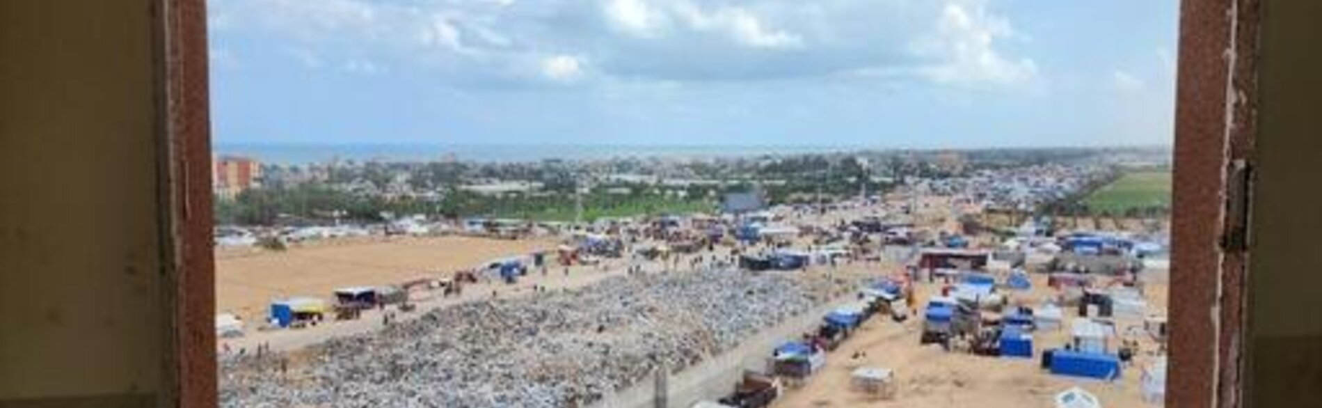 أكوام من النفايات بجانب خيام النازحين في رفح، جنوب قطاع غزة. تصوير: اليونيسف، إياد البابا 
