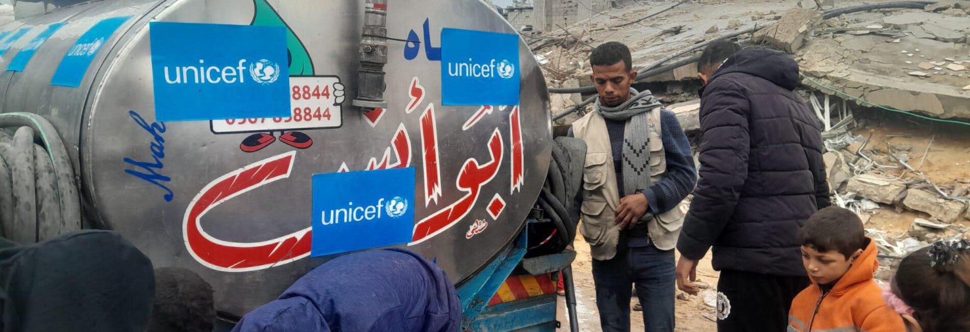 Trucking water to address shortages in the supply resulting from extensive damage to water infrastructure. Photo by UNICEF