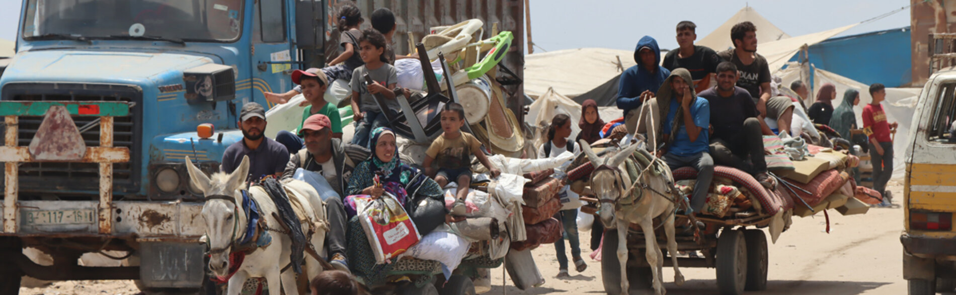 Many Palestinian families fleeing from Madinat Hamad in Khan Younis following an Israeli evacuation order on 11 August. Photo: Themba Linden/OCHA 