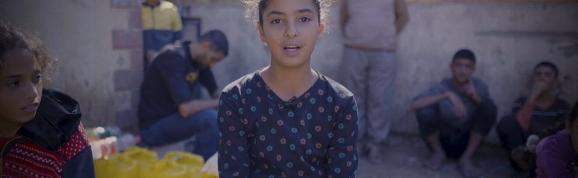 «قبل الحرب، كان حلمي أن أصبح طبيبة لكي أعالج الناس.» في يوم الطفل العالمي، أعادت منسقة الشؤون الإنسانية، لين هاستينغز، تأكيد مناشدتها «لحماية الأطفال الفلسطينيين والإسرائيليين وحماية حقوقهم.» لقطة من فيديو صورته اليونيسف