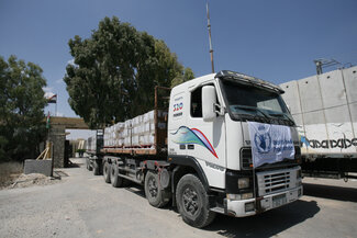 The first WFP convoy to pass through Rafah crossing since 2007, with food parcels for 150,000 benefciaries for fve days, August 2014. Photo WFP/Eyad al Baba