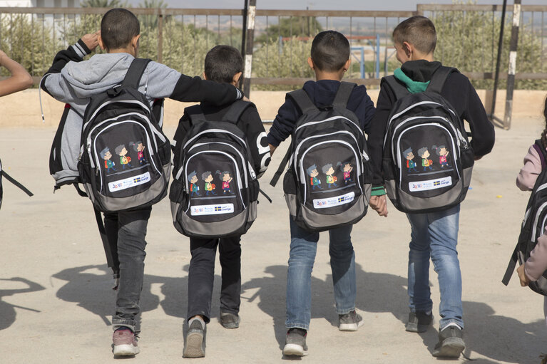 أولاد فلسطينييون يسيرون لمدرستهم مسافة 5 كم ذهابا وإيابا كل يوم. على رغم ذلك، فإنهم يشعرون بالفرح إزاء عودتهم لغرفهم الصفّية. تُقدّم اليونسيف المستلزمات المدرسية للأطفال العائدين إلى المدرسة في المناطق المهمّشة من الضفة الغربية، تصوير: اليونسيف