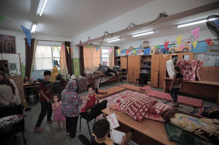 مهجرون في إحدى المدارس. تصوير الأونروا/محمد حناوي