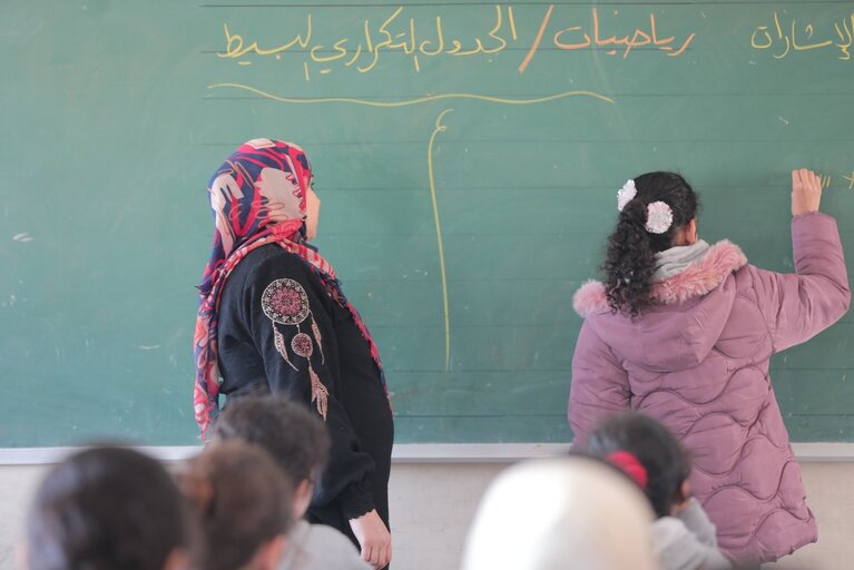 Yasmeen Farookh (on the left) provides remedial classes in Jabalia, north of Gaza (None of the pupils in this picture is Dina. © Yousef Hammash for NRC