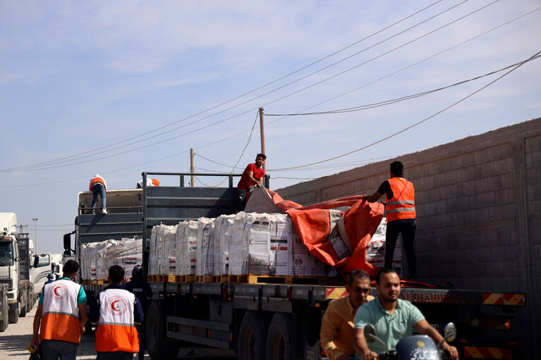 Humanitarian aid transferred from Egypt into Gaza on 21 October, for the first time since 8 October. Photo by © UNICEF/UNI456243/El Baba