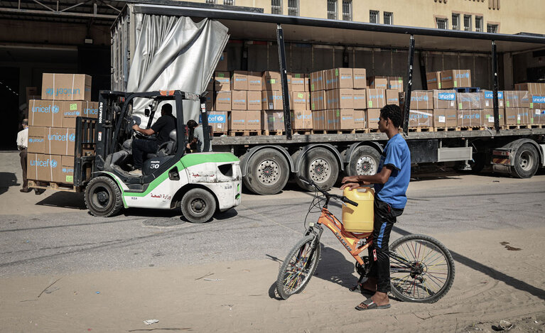 تسليم الإمدادات المنقذة للحياة إلى مستشفى النصر في خان يونس. تصوير اليونيسف/البابا