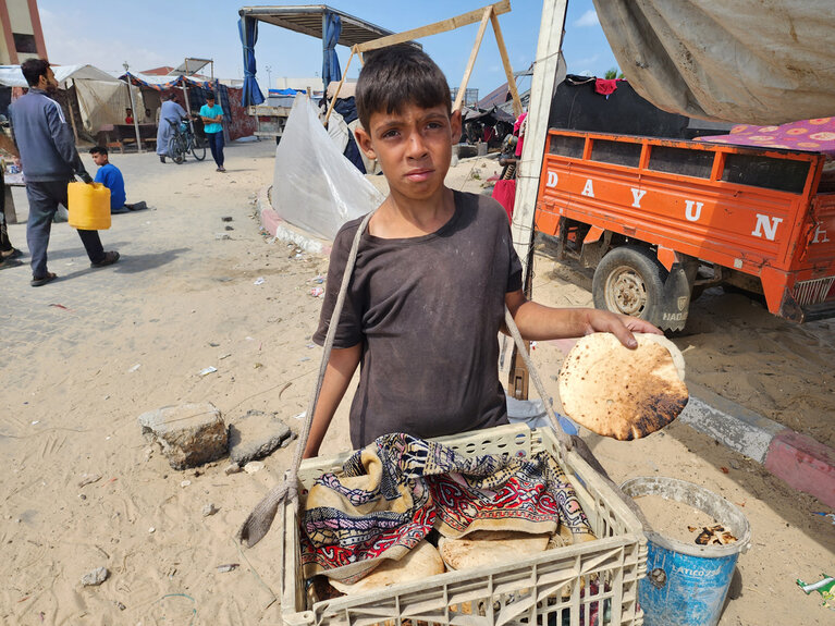 Youssef (13) carrying bread for his family in Al Mawasi. Photo by UNICEF