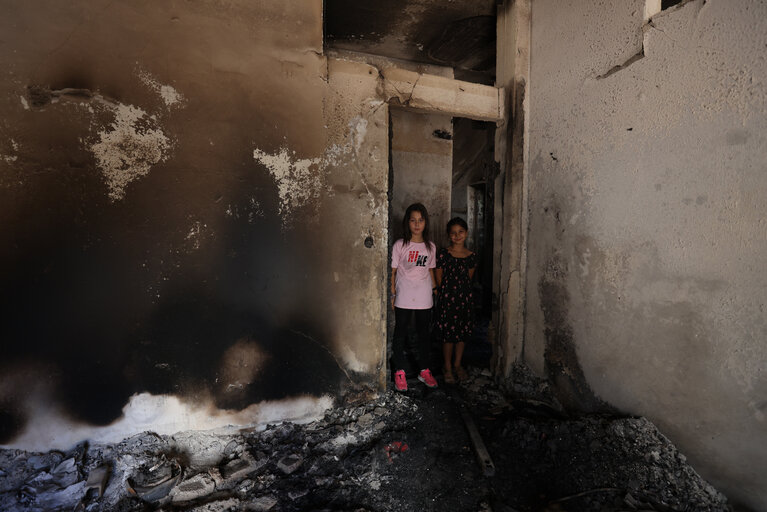 فتيات في منزل مدمر في مخيم جنين للاجئين. تصوير اليونيسف ، 5 يوليو 2023