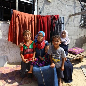 Miassar Zo’orb with family members, in front of their home. Photo by Secours Islamique France